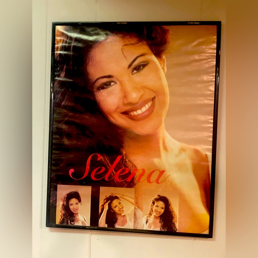 Vintage 90s SELENA poster !!